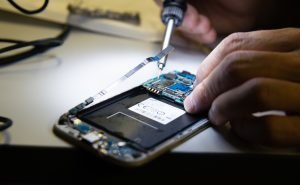 MTPs tekniker demonterer mobil