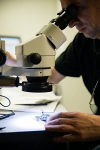 Undersøkelse av mobil i mikroskop