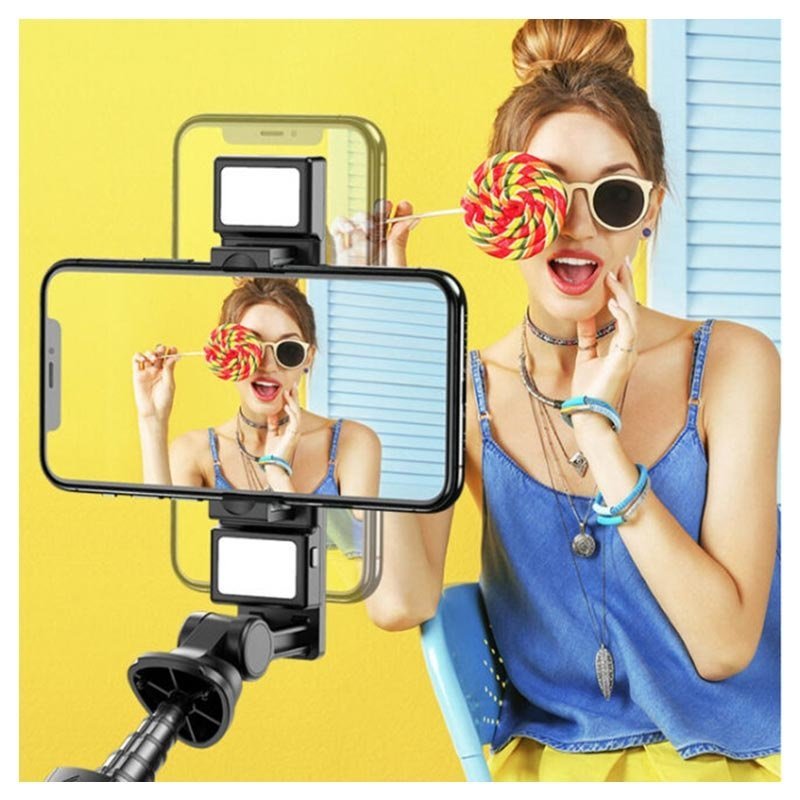 En pike tar selfie med en K22-D selfiestang