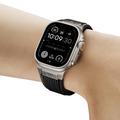 Apple Watch (42/44/SE/45/46/49mm) silikonrem med vertikale linjer og titankobling - svart