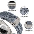 Apple Watch (42/44/SE/45/46/49mm) silikonrem med vertikale linjer og titankobling - grå