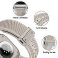 Apple Watch (42/44/SE/45/46/49mm) silikonrem med vertikale linjer og titankobling - Stjernelys