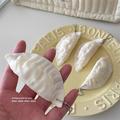 Søt myk stressball i form av en dumpling med nøkkelring - hvit