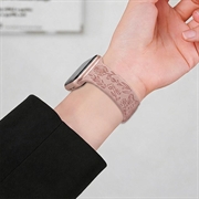 Apple Watch Series 11/10/9/8/SE 3/SE (2022)/7/SE/6/5/4/3/2/1 silikonrem med blomstermønster - 42mm/41mm/40mm/38mm - sandrosa