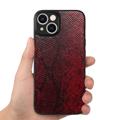 For iPhone 14 Støtsikker telefondeksel med nøyaktig utskjæring Snake Texture PU-skinnbelagt TPU-bakdeksel - rød
