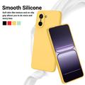 OnePlus Nord CE5 Flytende silikon-deksel med håndstropp - gul