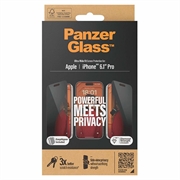 iPhone 15 Pro PanzerGlass Ultra-Wide Fit Privacy EasyAligner Beskyttelsesglass - Svart Kant