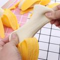 Skrellbar banan-dumpling squishy-leke for barn og voksne - gul