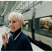 Verbatim TruSound in-ear-hodetelefoner med aktiv støydemping og nakkebøyle - grå