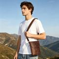 Vertikal skulderveske / crossbody-veske i skinn for menn – kaffefarget