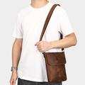 Vertikal skulderveske / crossbody-veske i skinn for menn – kaffefarget