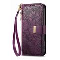 iPhone 16 lommebokveske med blomster- og bladmønster, glidelåslomme og håndleddsstropp - Lilla
