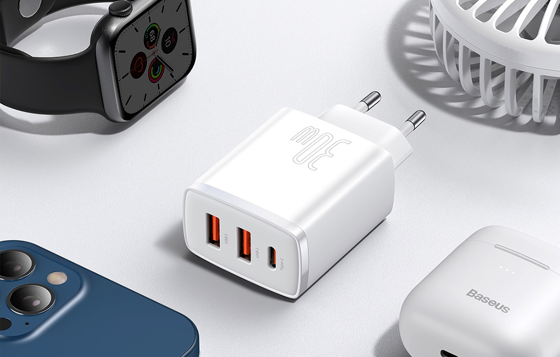 Baseus Compact hurtiglader 30W - USB-C PD, 2xUSB - hvit